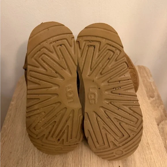 UGG Girls Classic Gold Glitter Leopard Print Boots Size 4 - Picture 2 of 6